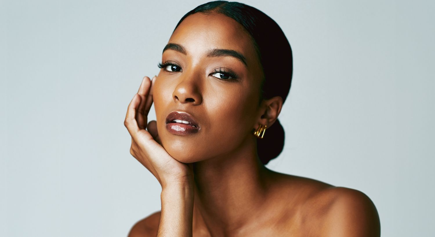 Portrait of a woman with elegant makeup.
